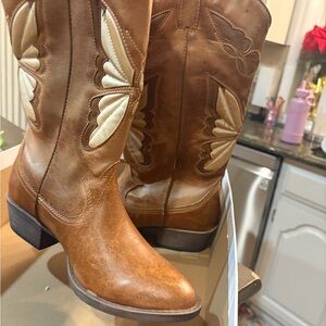Coconuts by Matisse Tan Western Heeled Boots! Absolutely stunning!